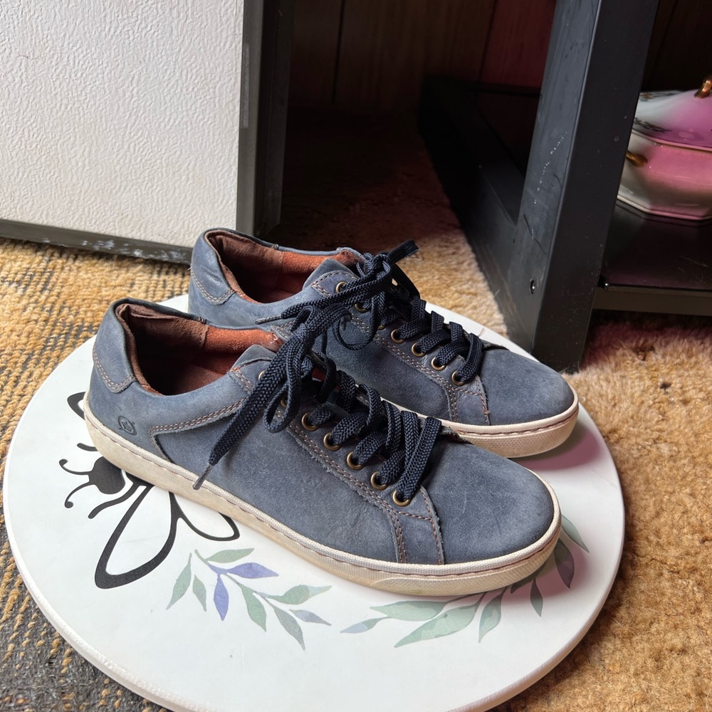 Women’s BORN genuine leather navy blue color sneakers. - Picture 15 of 17